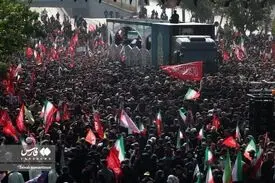 انتقال پیکر مطهر رهبر شهید و خانواده ایشان با خودرو به مسیر تشییع در تهران آغاز شد+ویدیو