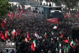 انتقال پیکر مطهر رهبر شهید و خانواده ایشان با خودرو به مسیر تشییع در تهران آغاز شد+ویدیو